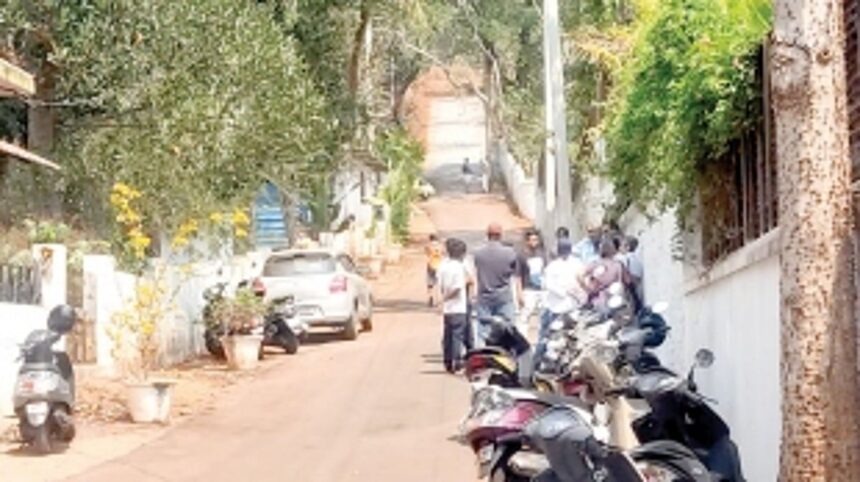 Assagao panchayat conducts inspection of illegal hill cutting, road construction 1 Assagao panchayat conducts inspection of illegal hill cutting, road construction