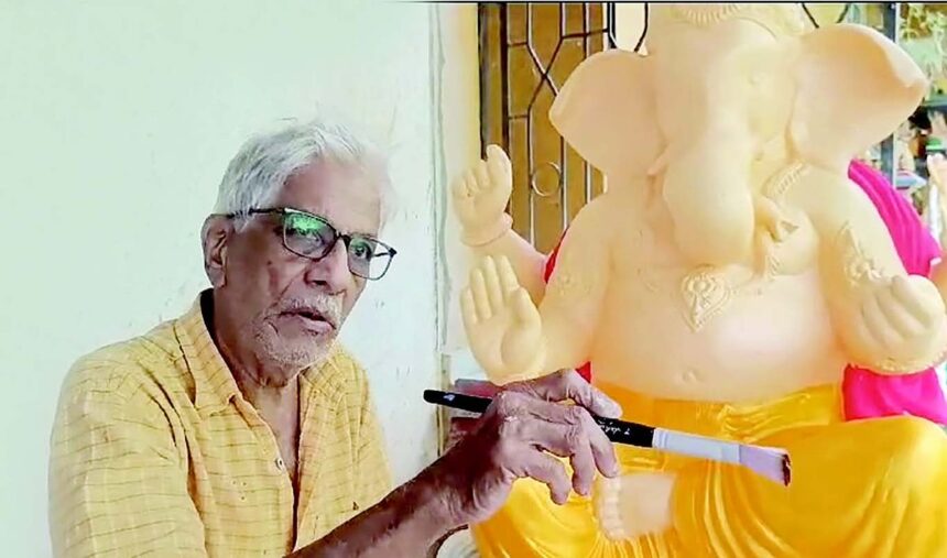 At 83, the hand of Lord Ganesh makes him sculpt the Lord’s idol
