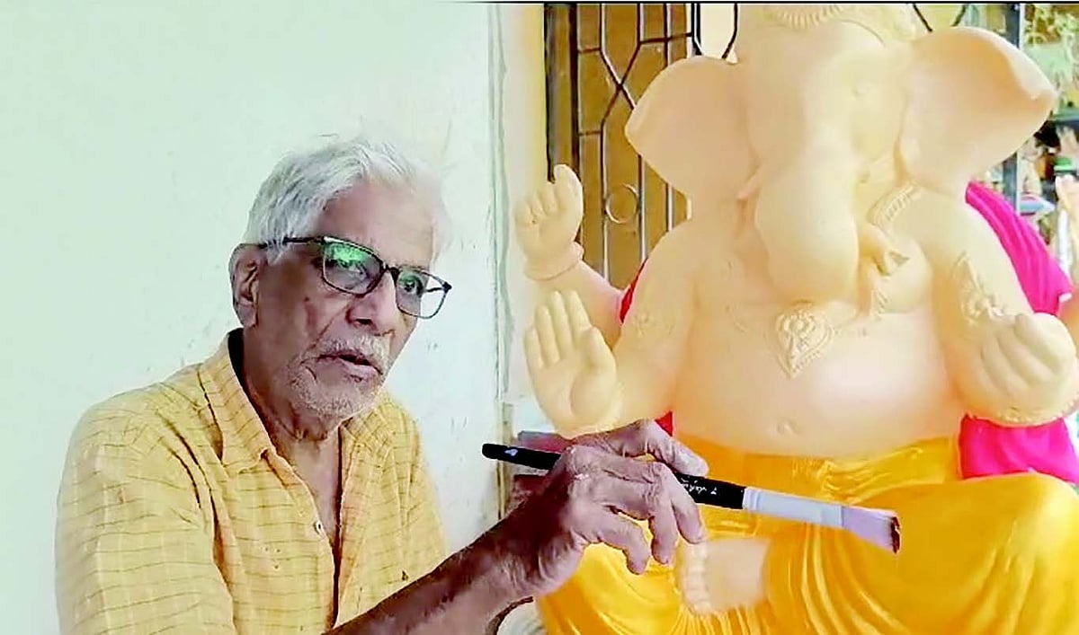 At 83, the hand of Lord Ganesh makes him sculpt the Lord’s idol