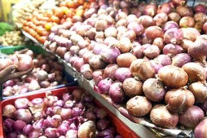 At Rs 130 a kg, onions bring  tears to shoppers' eyes