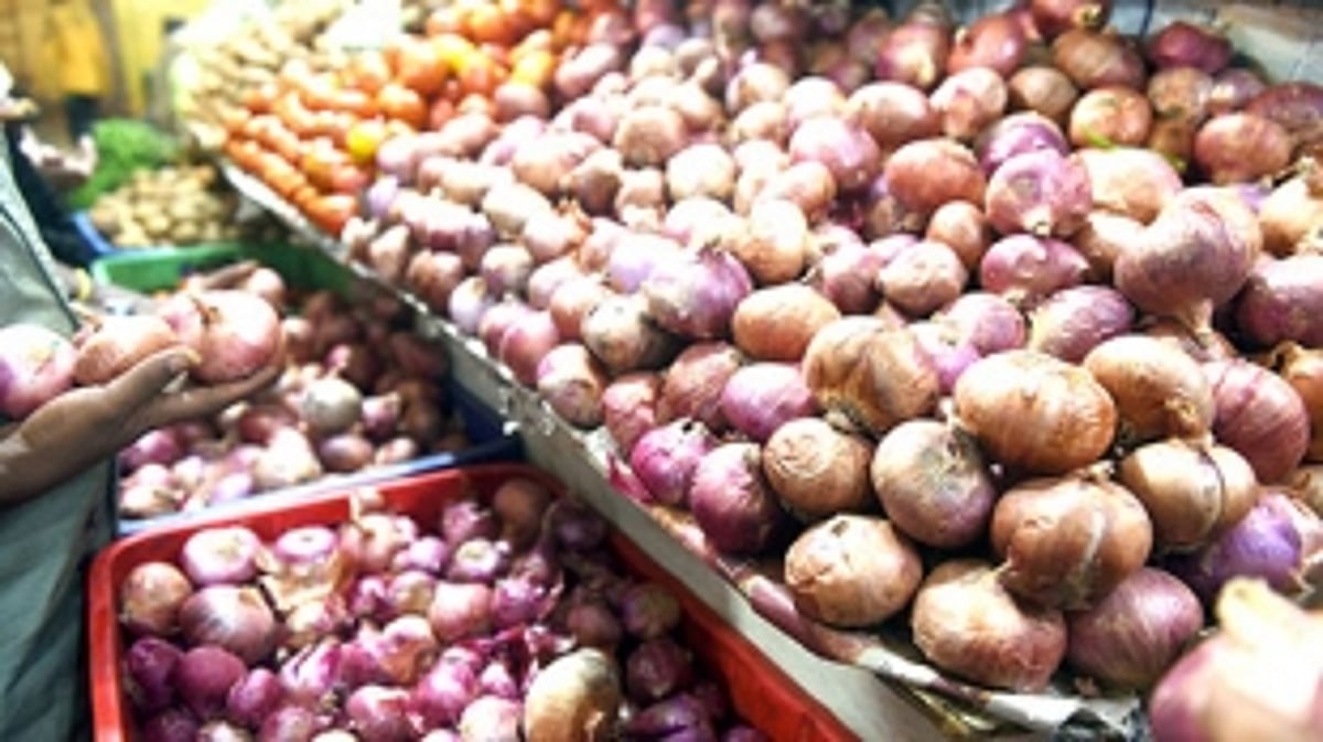 At Rs 130 a kg, onions bring  tears to shoppers' eyes