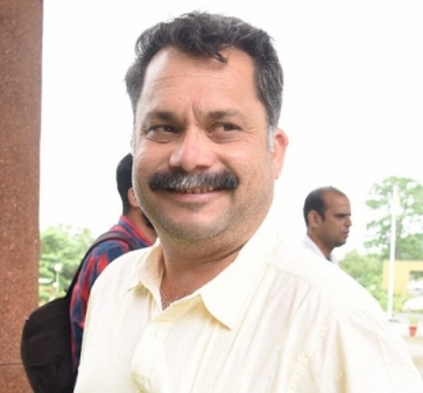 BAD ROADS: PWD Min on 10 year road Guarantee: Due rain, the Cold Asphalt pothole repair is not getting dry