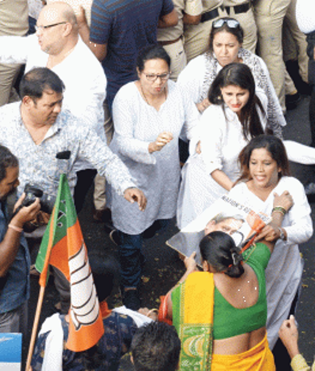 BJP TURNS CONG FIGHT POLITICAL TO PHYSICAL
