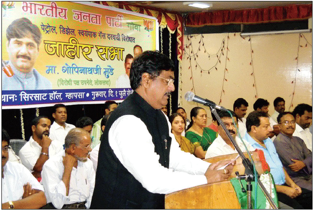 BJP leader Gopinath Munde addresses a gathering in Mapusa. Photo by Anil Shankhwalker