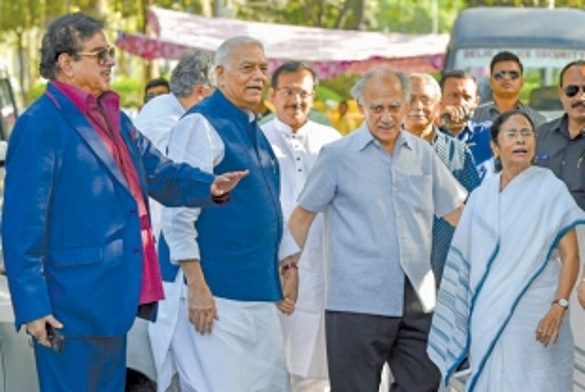 BJP leaders Yashwant Sinha, Shatrughan Sinha meet Mamata