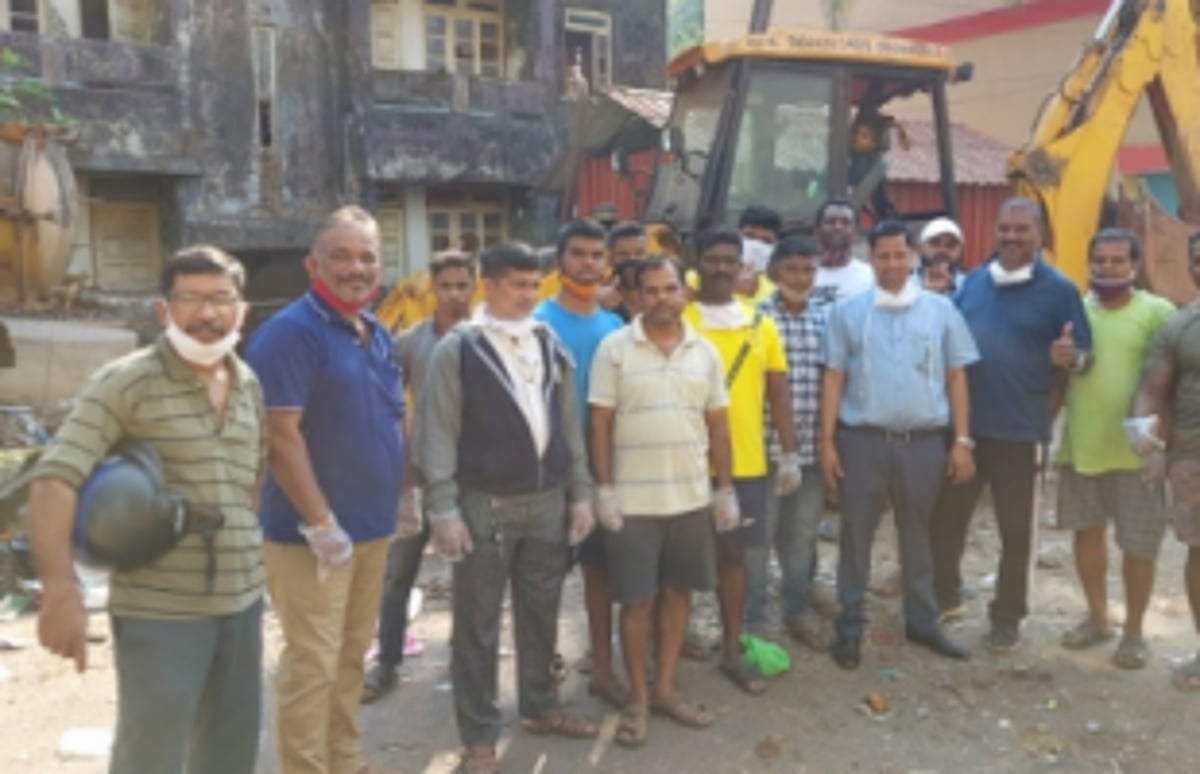 BJP volunteers clear waste from MMC wards