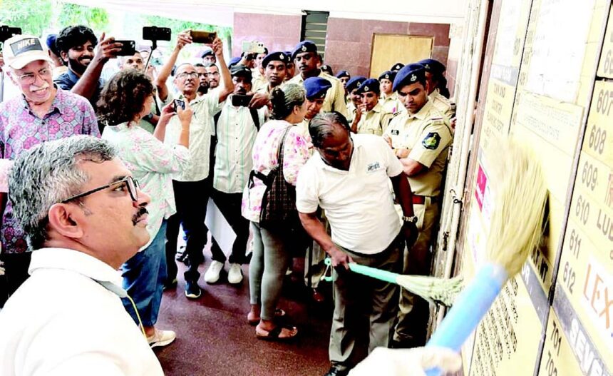 BROOM MARCH! Hundreds of Goans converge to demand Chief Town Planner’s ouster