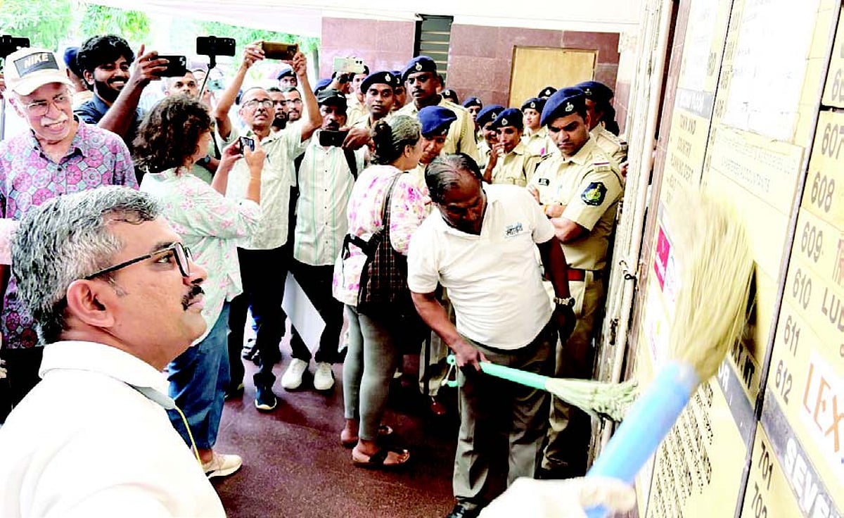 BROOM MARCH! Hundreds of Goans converge to demand Chief Town Planner’s ouster
