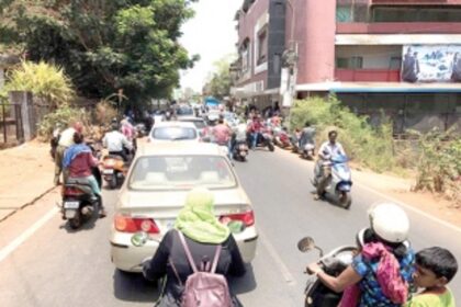 Bahubali flexes muscle, ‘chokes’ areas near Vishant Theatre