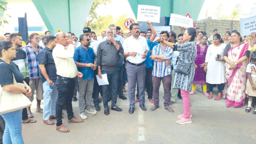 Baina Residents Protest Against MPA Over Gates at Flyover Entry and Exit Ramps 1 Baina Residents Protest Against MPA Over Gates at Flyover Entry and Exit Ramps