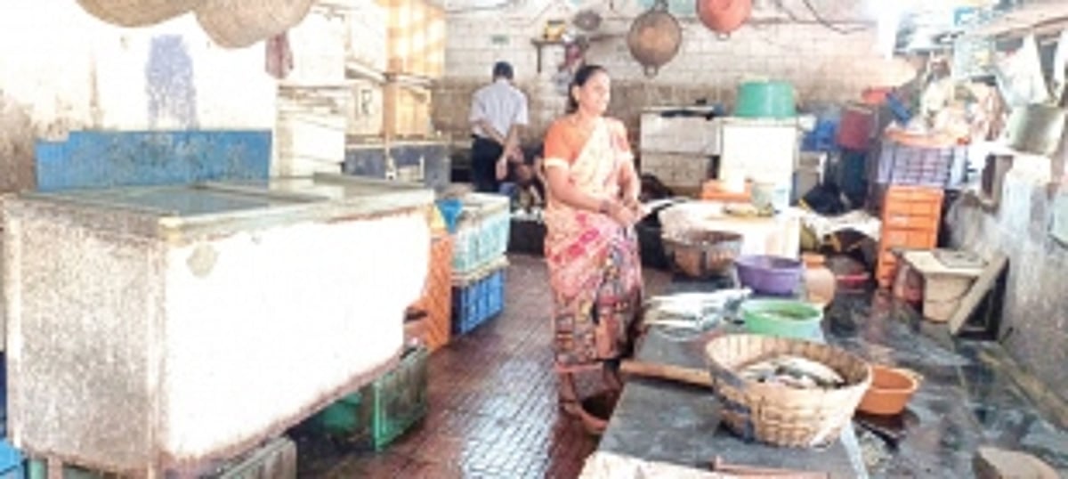 Baina fisherfolk demand action  against roadside vendors