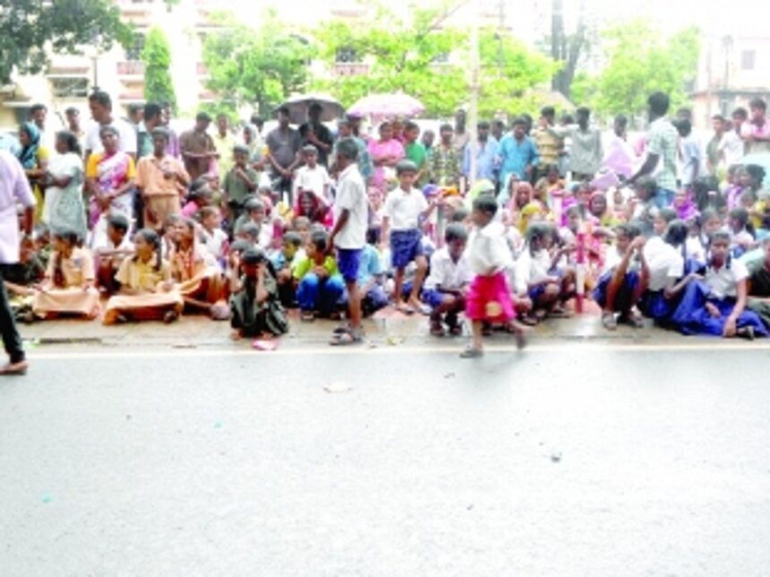 Baina migrants and children protest eviction notices