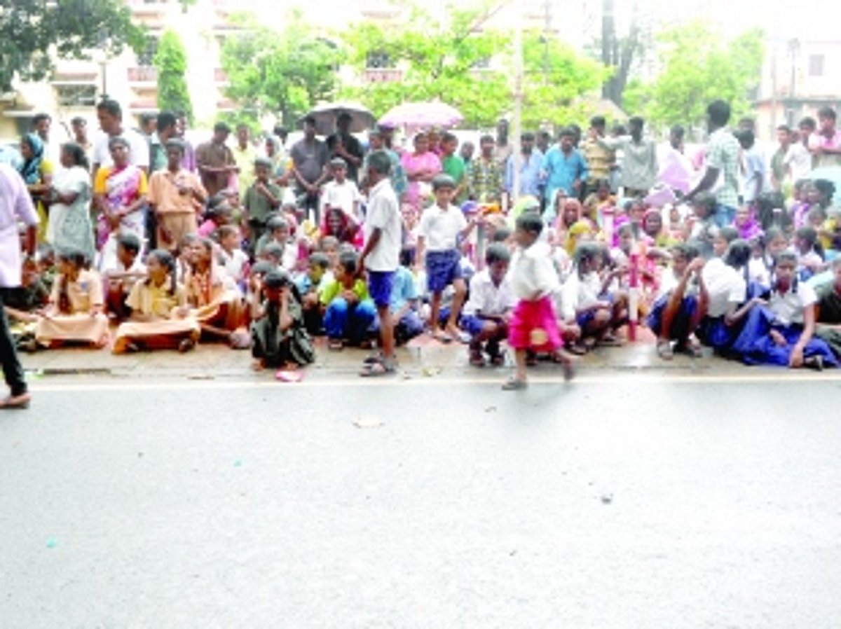 Baina migrants and children protest eviction notices