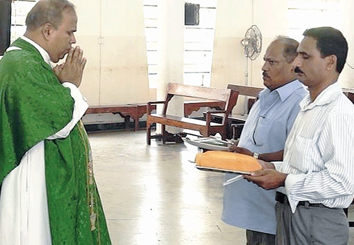 Bakers offering bread at the offertory during the Eucharistic celebration held at the Grace Church, Margao, to mark International Bread Day.