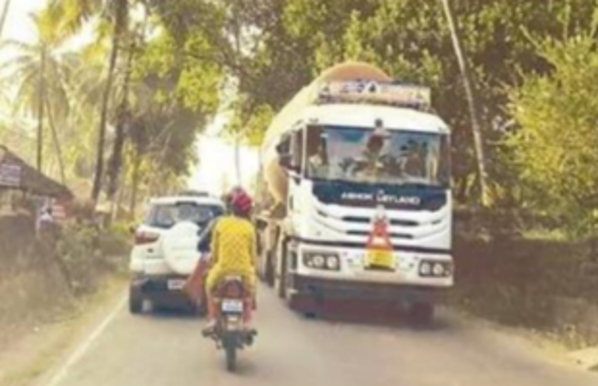 Ban heavy vehicles from Cuncolim NH during college hours: NSUI