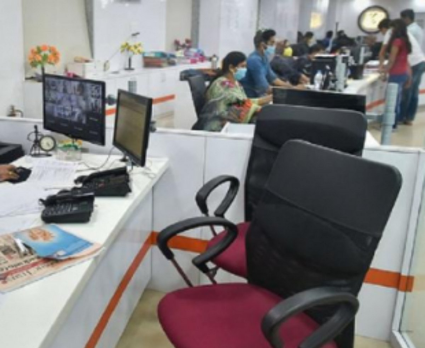Bank employees for restrictions in services 1 Bank employees for restrictions in services