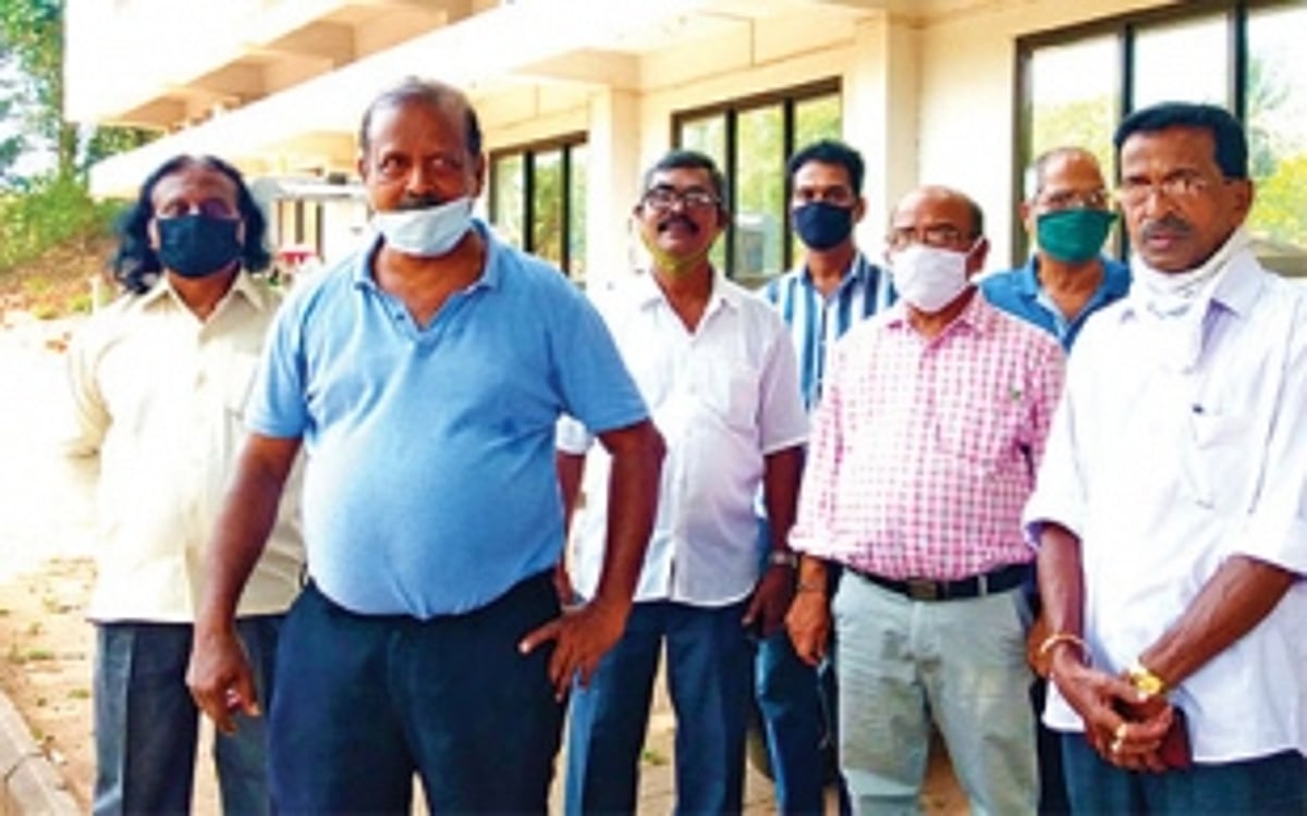 Bar owners urge Govt to grant  permission to resume business