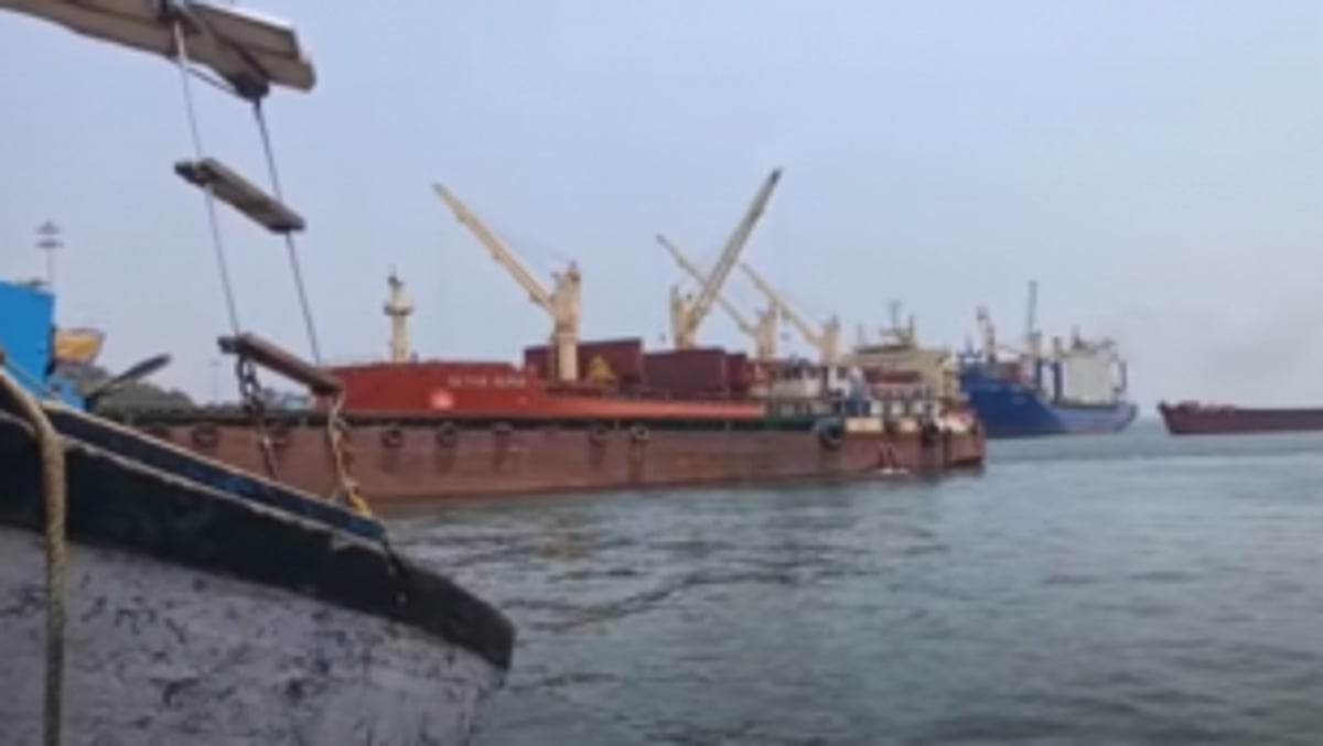 Barge drifts, causes damage to fishing boats at Vasco