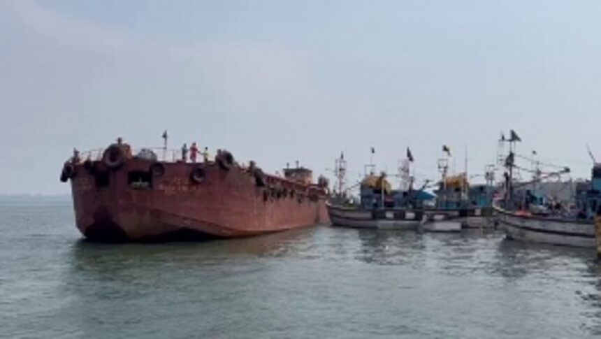 Barge ship crashes into fishing boats at Kharewada after losing control; no injuries reported