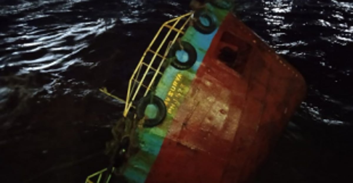 Barge sinks,  8 rescued