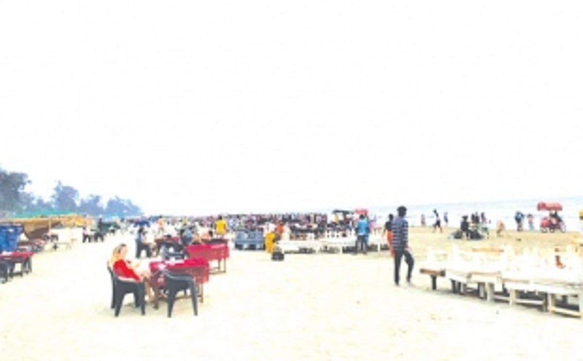 Beach beds, furniture continue to encroach Pernem’s coastline