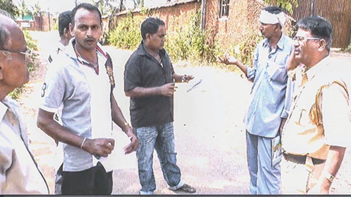 Benaulim Civic and Social Forum activists and police discussing with the truck driver at a starred beach hotel, Benaulim on Sunday