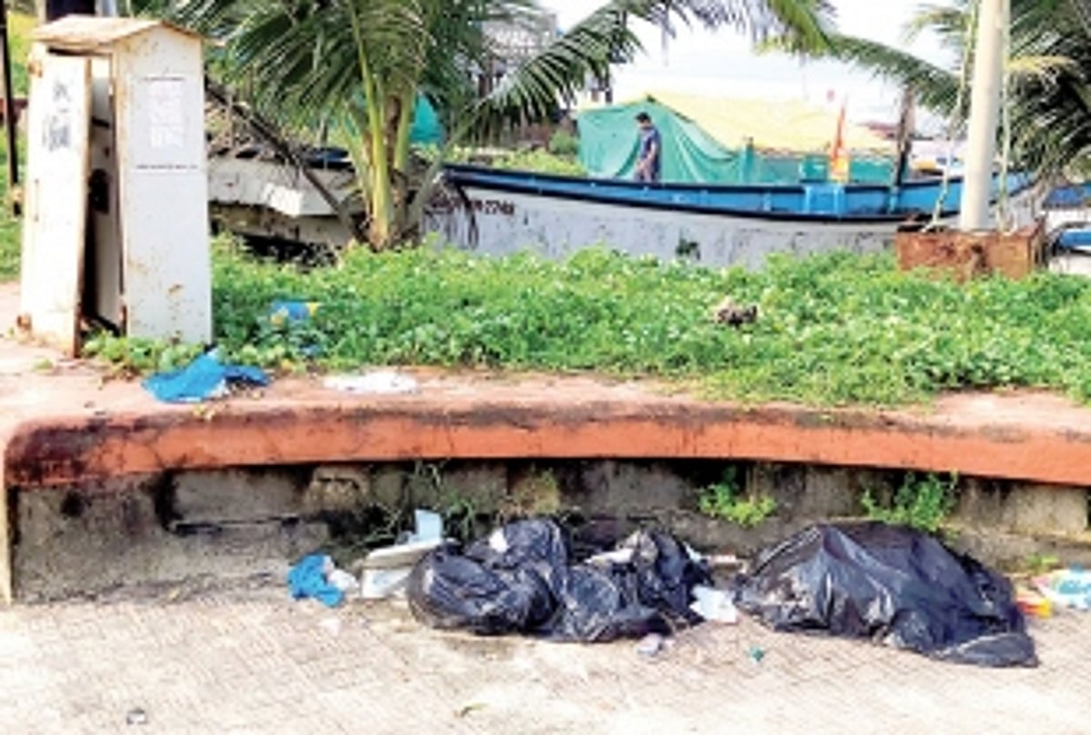 Benaulim beach  stinks of garbage