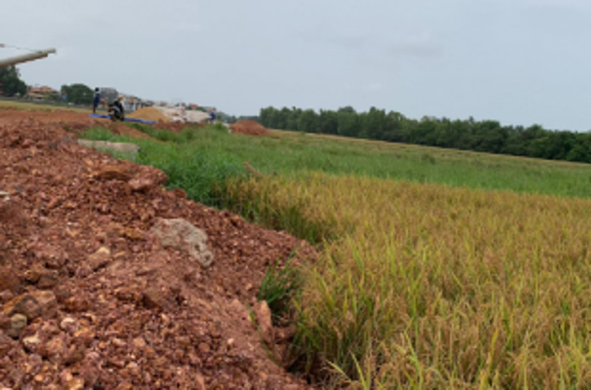 Benaulim locals perturbed by large pile of rubble dumped in low-lying field 1 Benaulim locals perturbed by large pile of rubble dumped in low-lying field