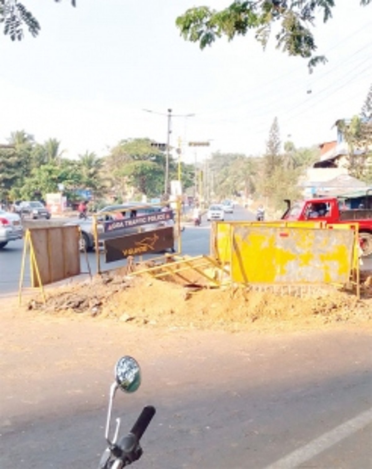 Bengaluru water crisis:  Lessons for Goa Bengaluru city is reportedly facing severe water scarcity amid its worst drought in 30-40 years with apartment owners scrambling for water, amidst dried-up bore-wells and overburdened tanker services. Urbanisation,