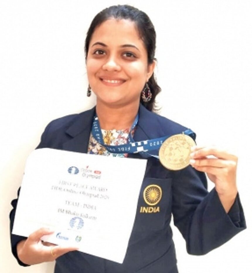 Bhakti receives her  gold medal won in Online Olympiad