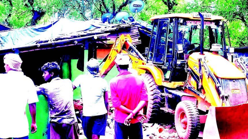 Bicholim Municipal Council demolishes eight huts at Pirachikond 1 Bicholim Municipal Council demolishes eight
huts at Pirachikond