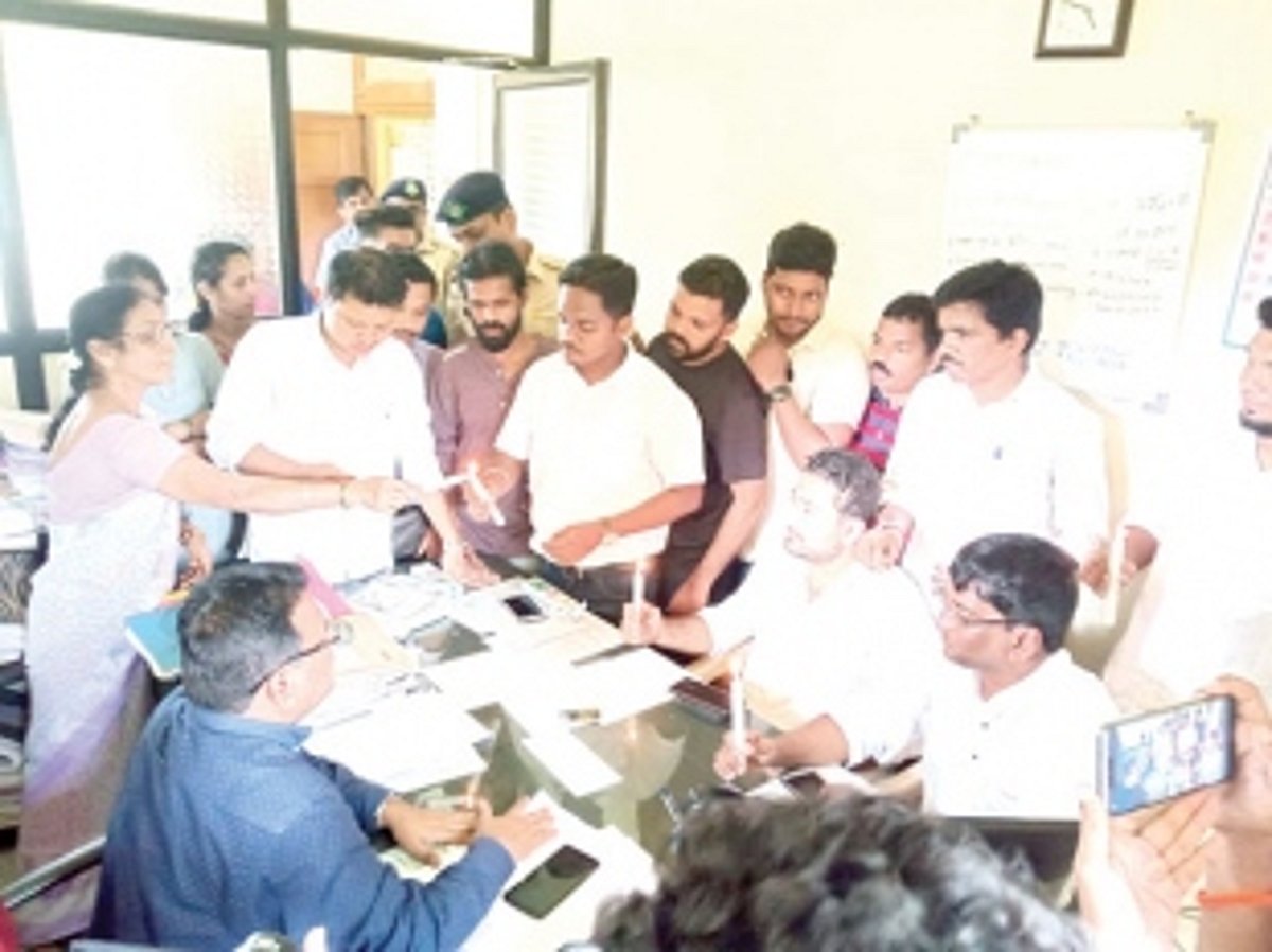 Bicholim residents confront  AE over  frequent power cuts