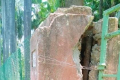 Big crack on pillar of children park at Vasco