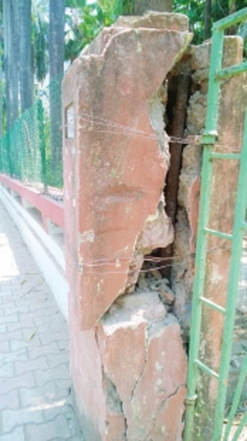 Big crack on pillar of children park at Vasco