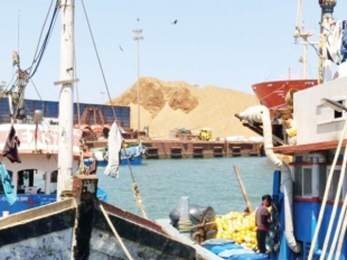 Boat owners irked by dust pollution