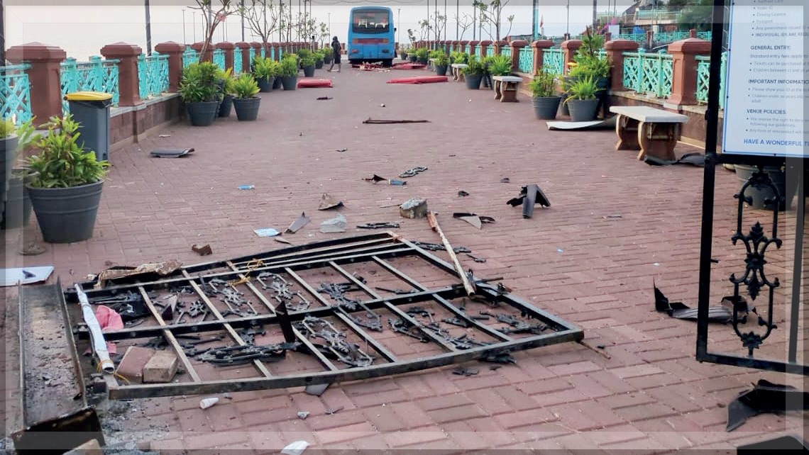 Brake Failure Causes Private Bus to Crash at Dona Paula Jetty, No Injuries Reported