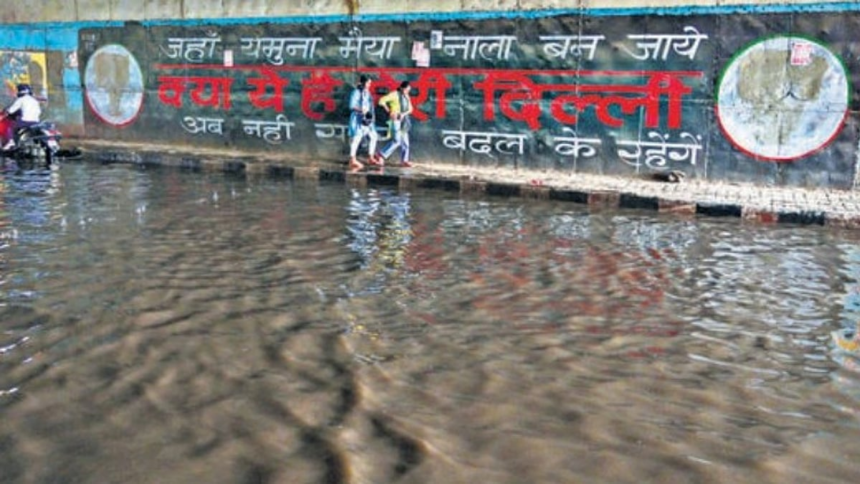 Brief Rain Spell Causes Waterlogging, Traffic Chaos in Delhi; Political Blame Game Erupts 1 Brief Rain Spell Causes Waterlogging, Traffic Chaos in Delhi; Political Blame Game Erupts