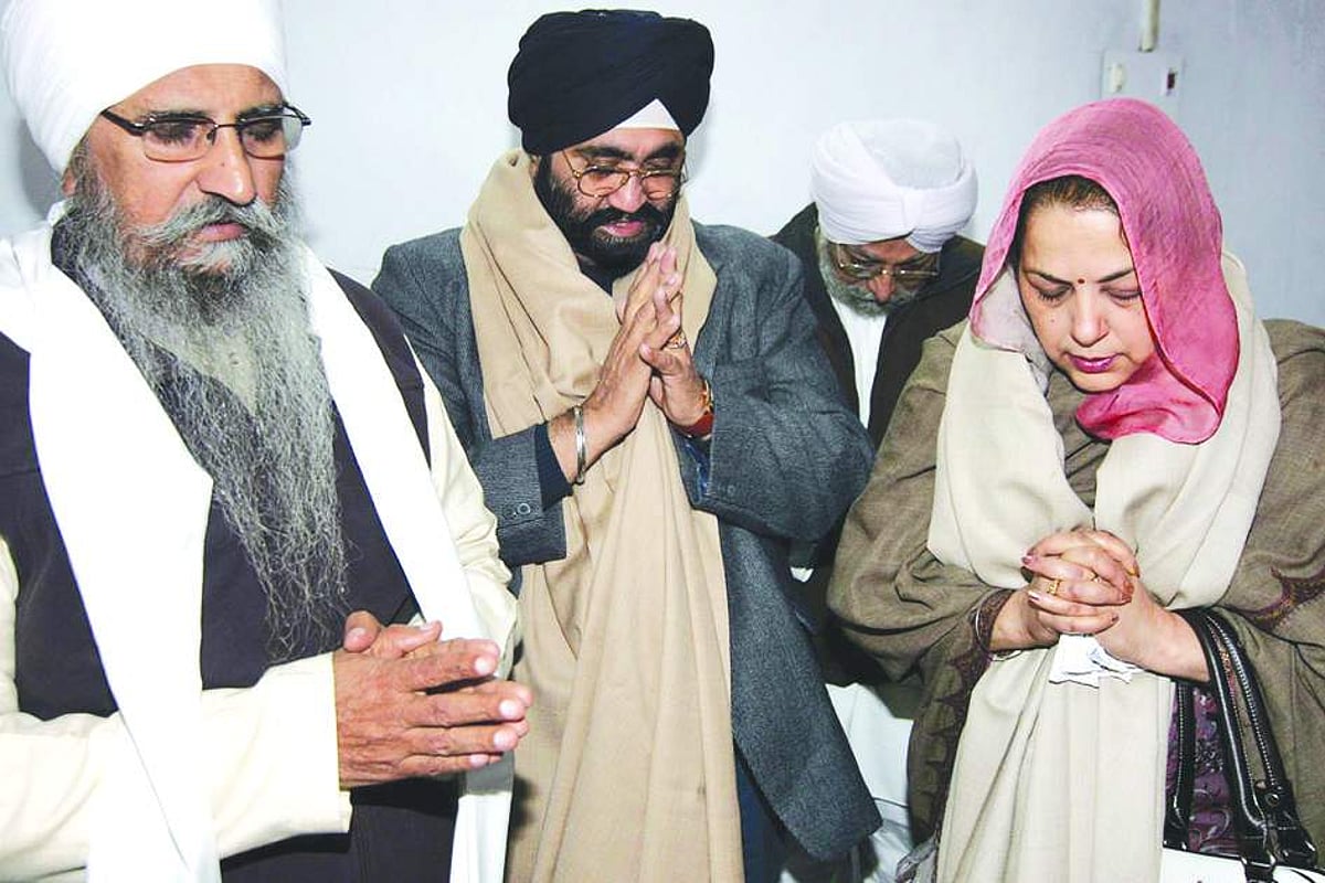 Brother of Prime Minister Manmohan Singh, Daljit Singh Kohli, along with his wife Gursharan Kaur and Sikh priest Sant Makhan Singh offer prayers for the welfare of prime minister on Saturday.