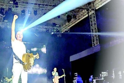 Bryan Adams makes
Goa dance to his hits