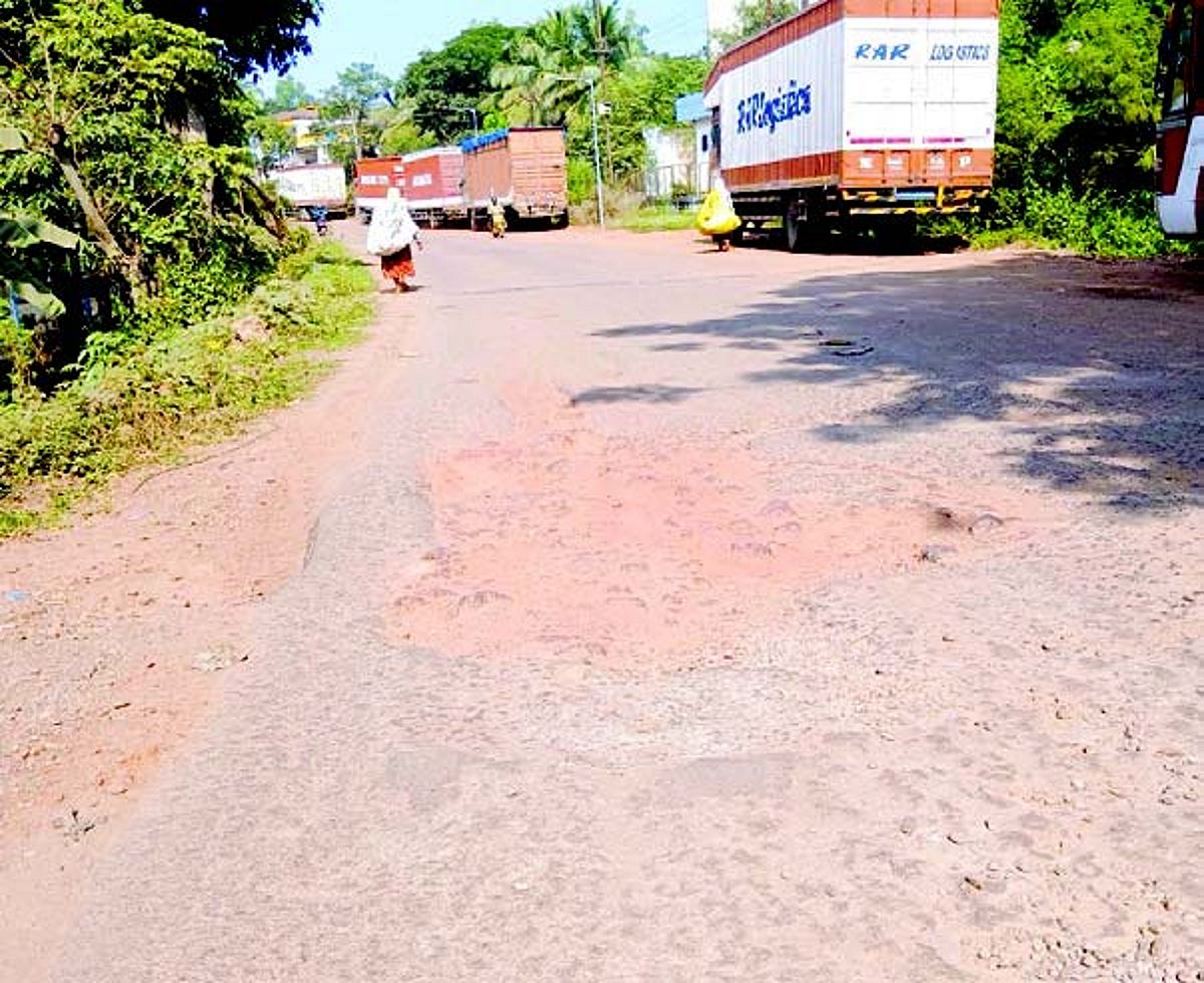 Bumpy & dusty ride for workers on road to Kundaim ind estate