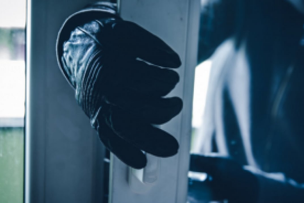 Burglars rob  Rs 20L gadgets