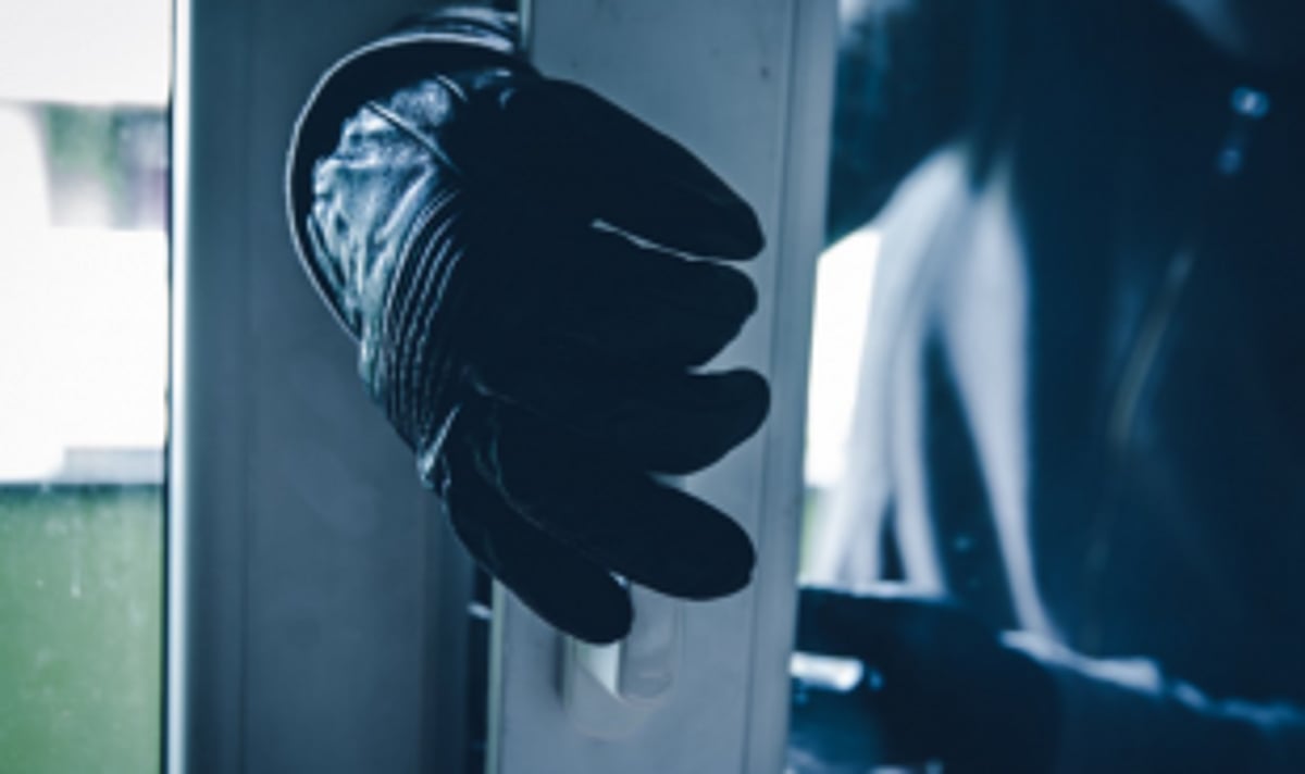 Burglars rob  Rs 20L gadgets