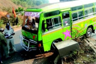 Bus climbs onto divider at Kerya four-lane road; two injured while rest have lucky escape