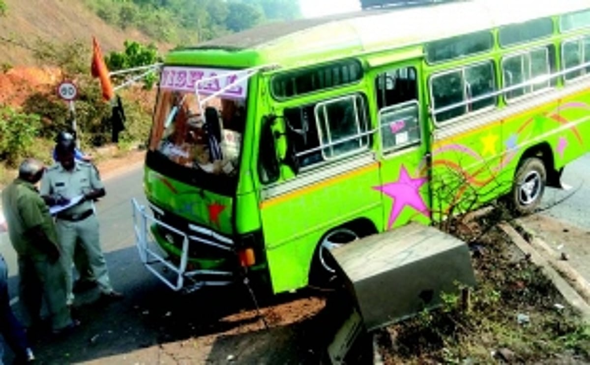 Bus climbs onto divider at Kerya four-lane road; two injured while rest have lucky escape