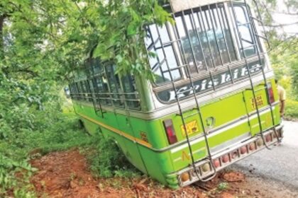 Bus gets trapped in a trench at Ponda