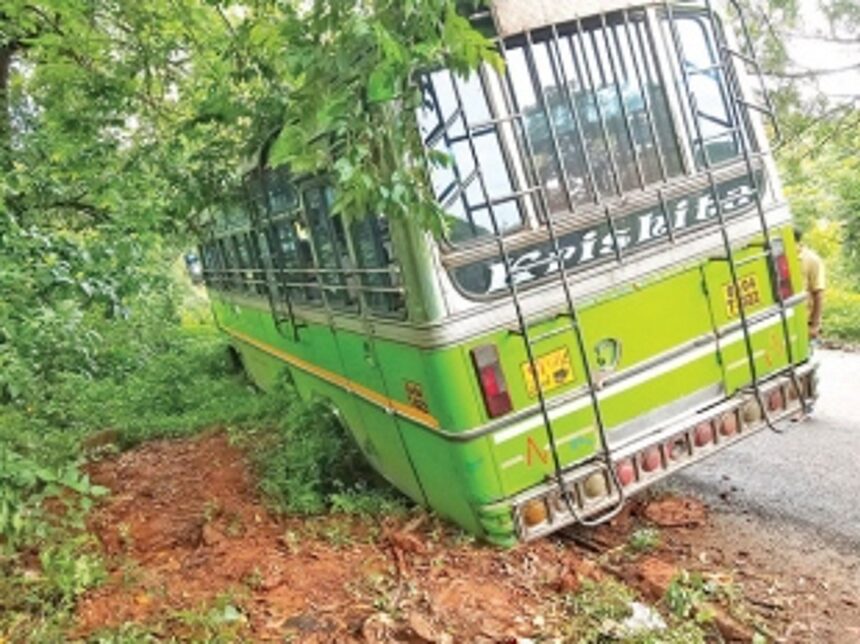 Bus gets trapped in a trench at Ponda