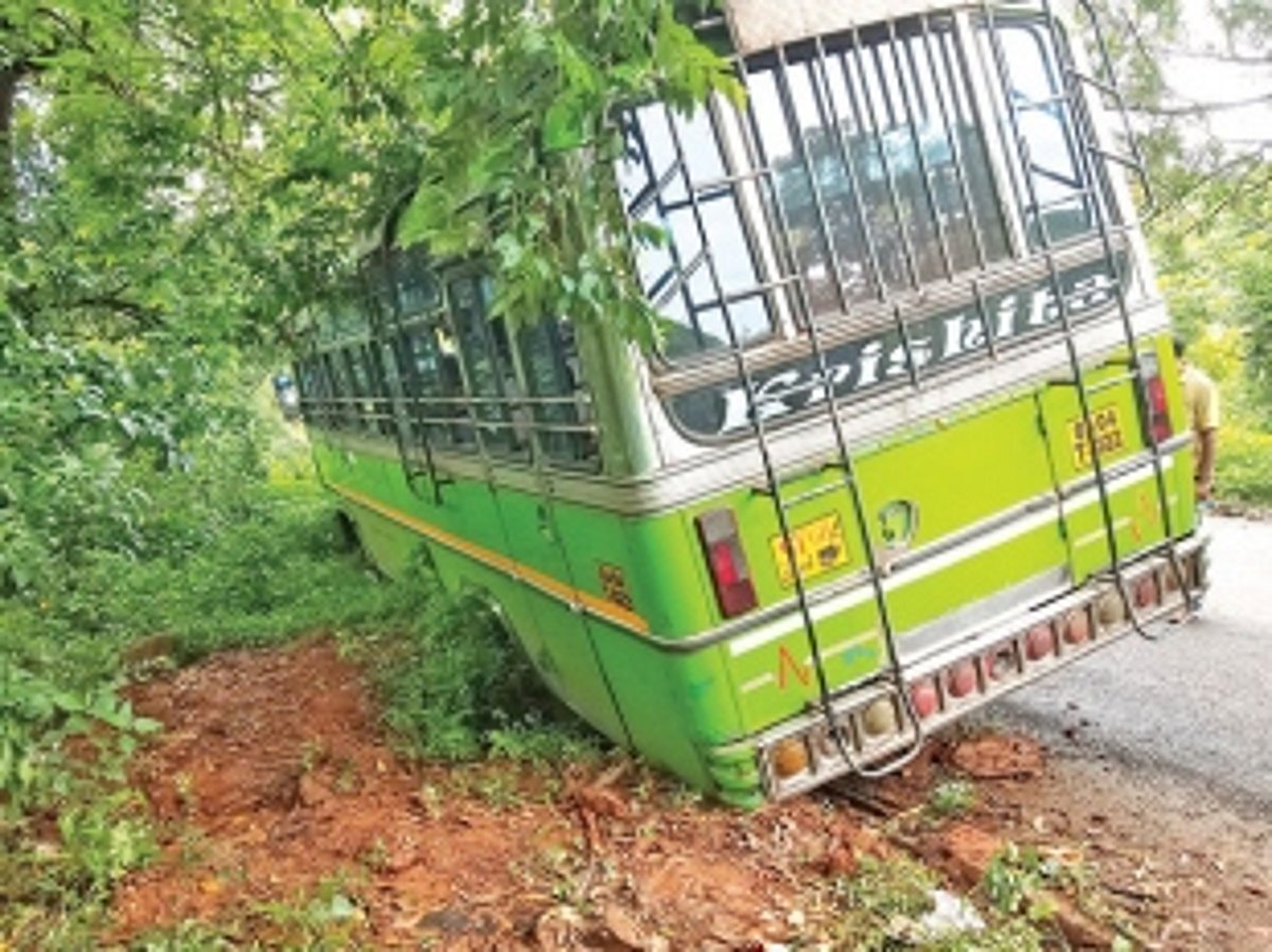 Bus gets trapped in a trench at Ponda