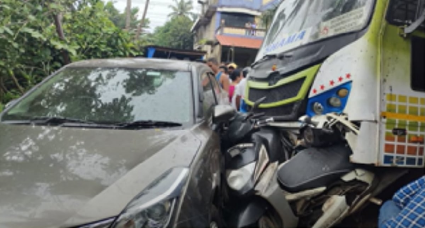 Bus goes off the road, bangs into four bikes, car near Davorlim
