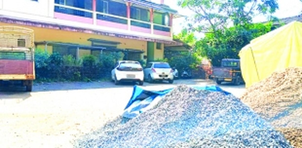 Bus operators oppose parking of pvt vehicles at Dabhal bus stand