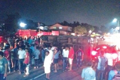 Bus overturns near Vales junction, disrupts traffic